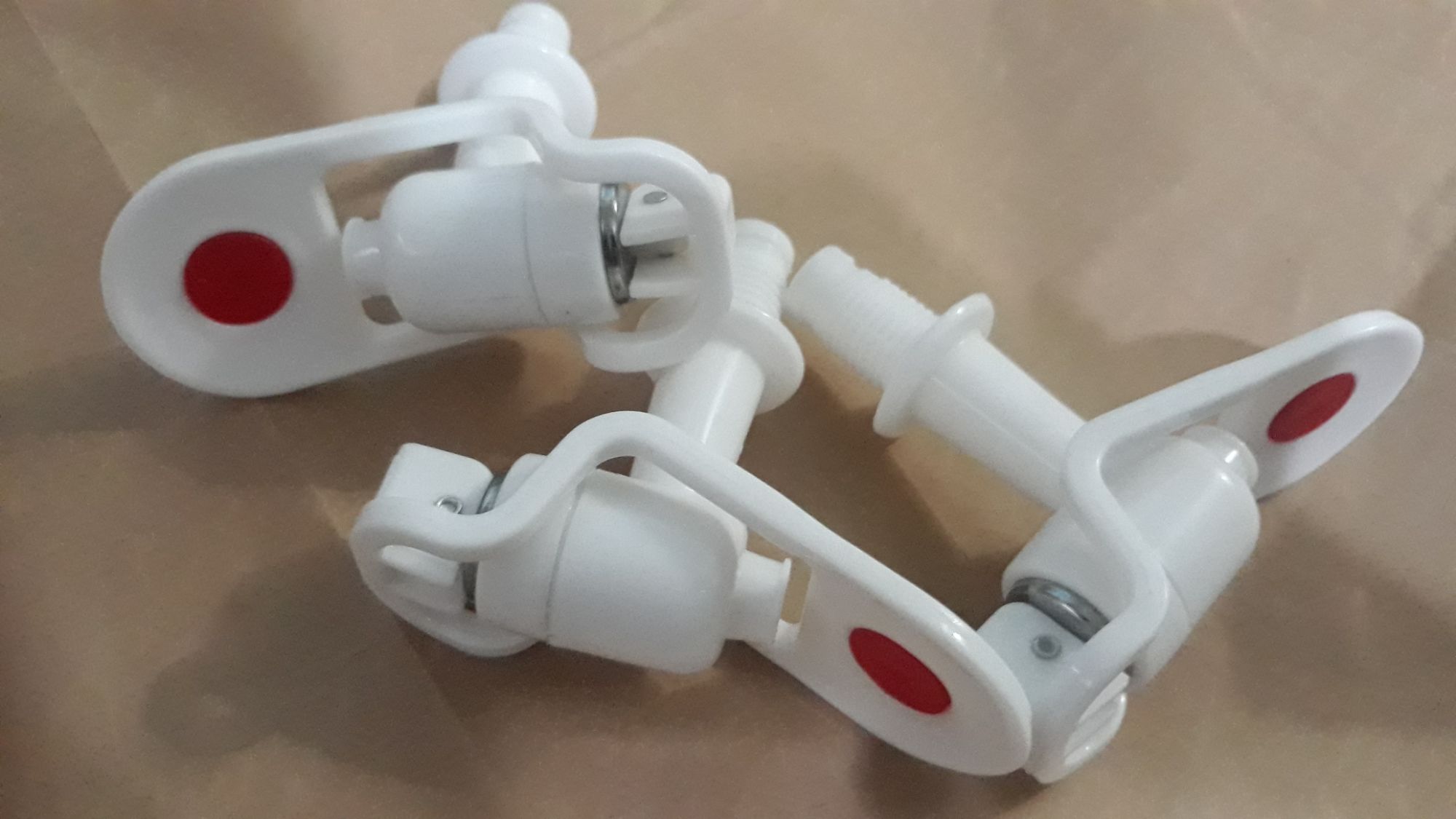 Vòi chống gãy bình lọc nước.