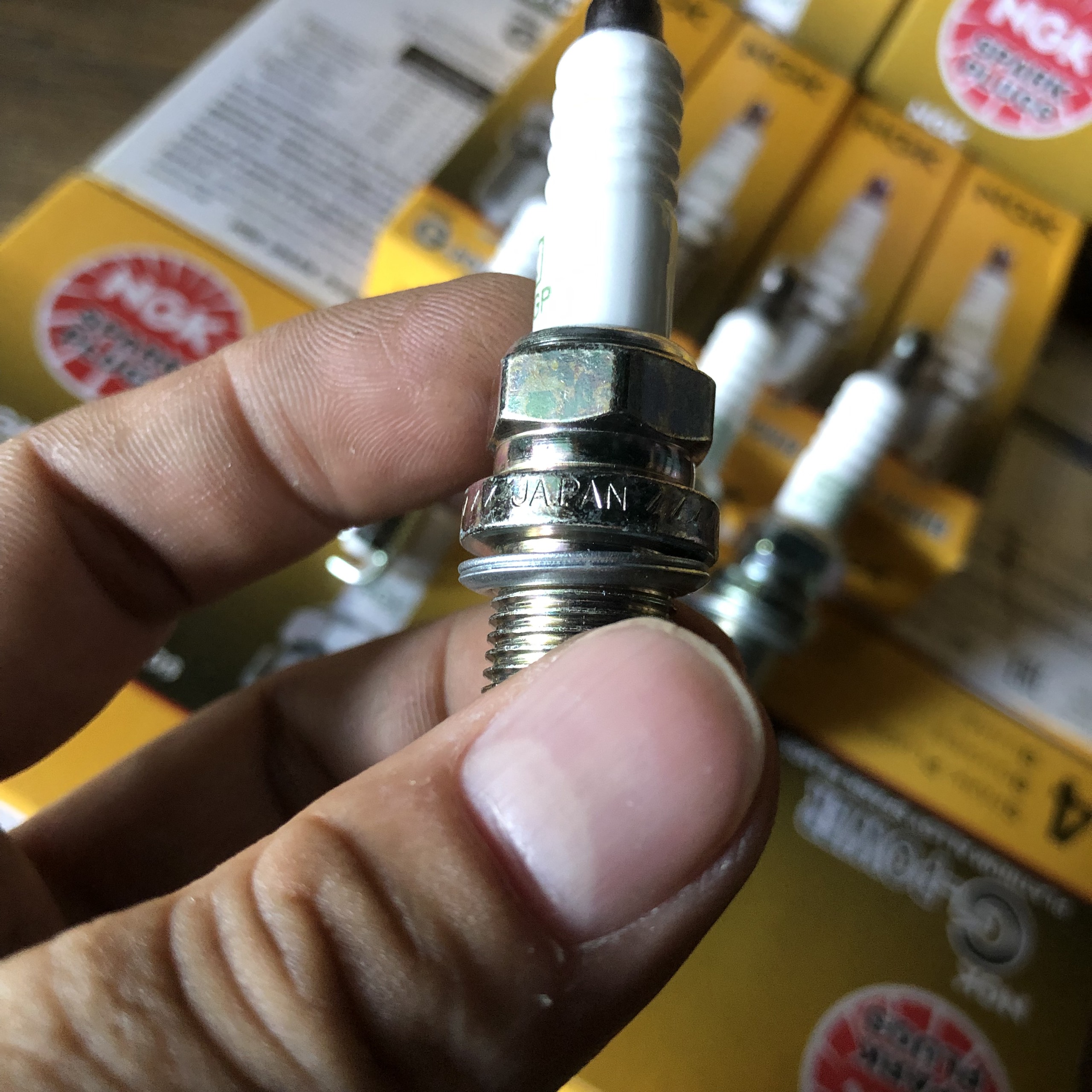 BỘ 4 BUGI NGK CHO CÁC DÒNG XE Ô TÔ CON ĐỜI CŨ