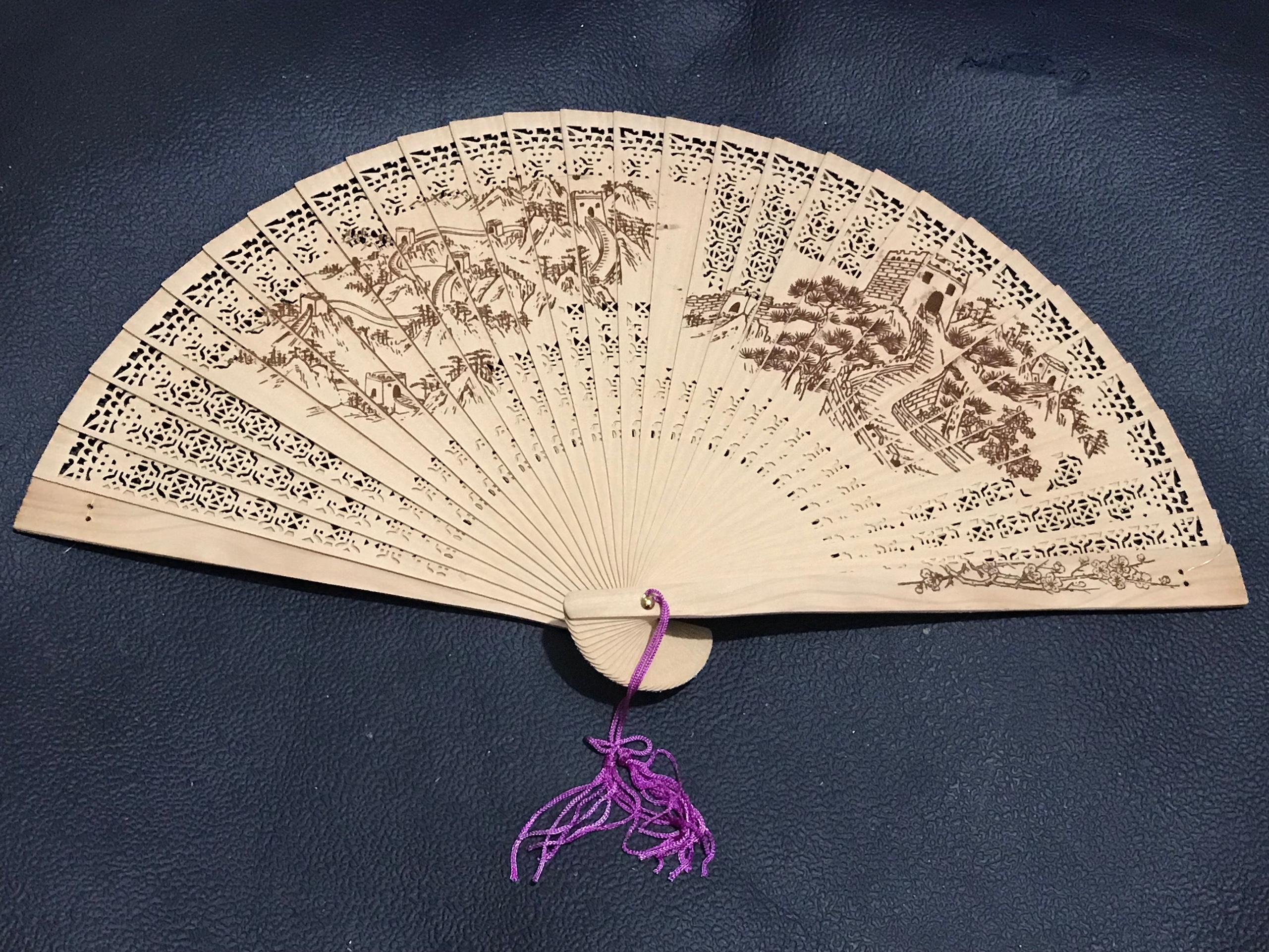 Quạt cổ trang gỗ thơm in hình Vạn Lý Trường Thành Quạt xếp cầm tay phong cách Trung Quốc