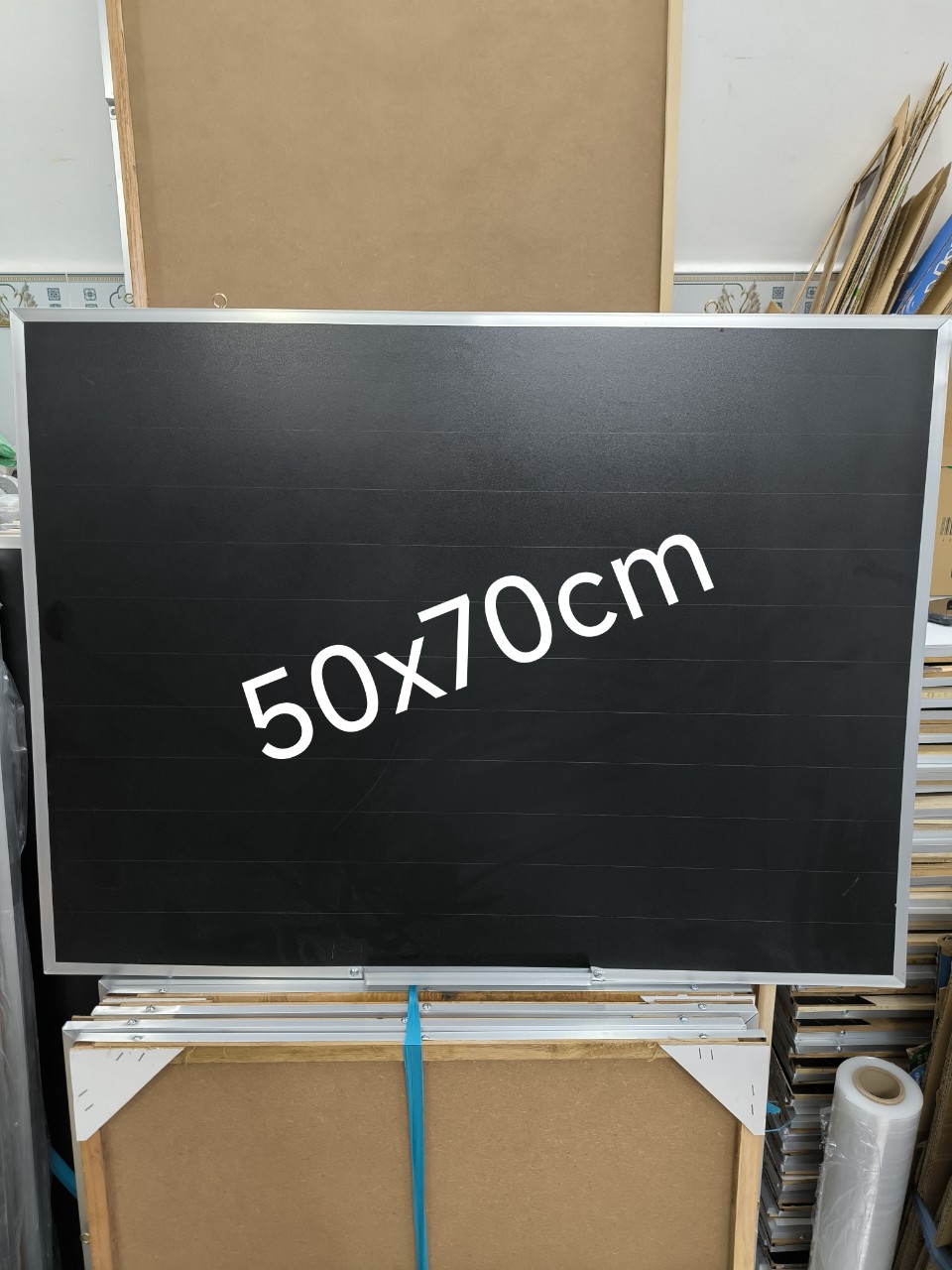 Bảng đen viết phấn viền nhôm kích thước 50x70cm tặng kèm lau bảng