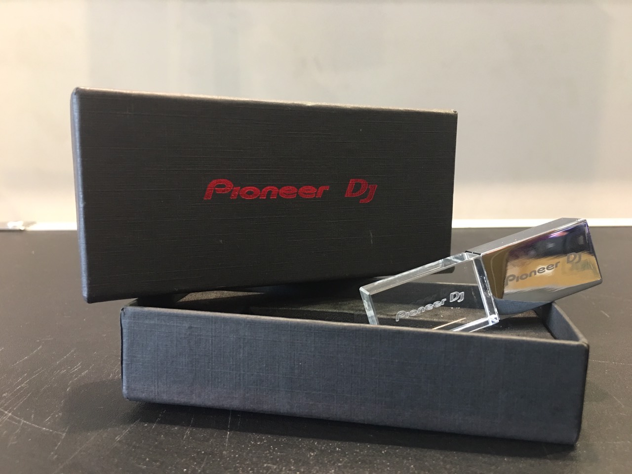 Usb 2.0 8g pha lê có hộp logo pioneer dj