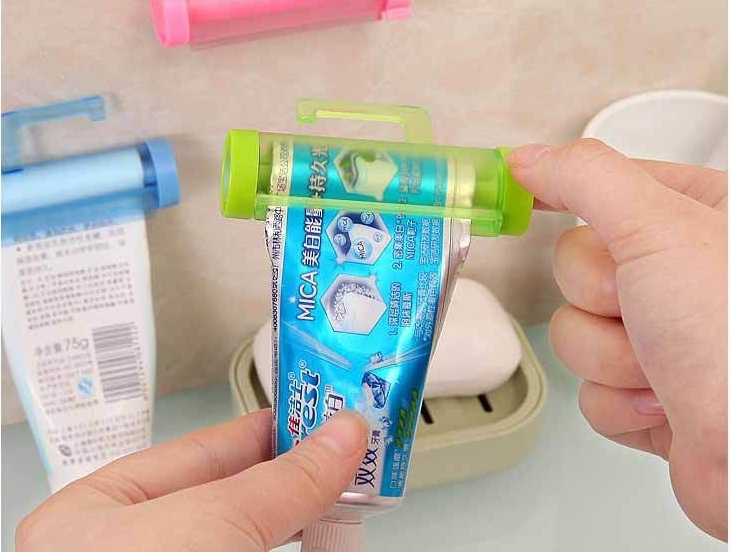 Dụng Cụ Nặn Kem Đánh Răng Có Móc Hít Tường Sucker