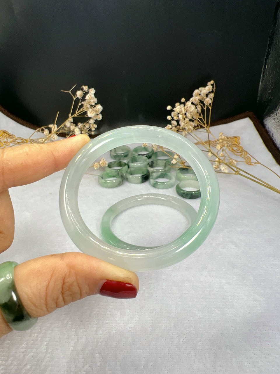 Vòng ngọc cẩm thạch trắng đá a tự nhiên ,khách đặt hàng shop gọi tư vấn size ,hình thật