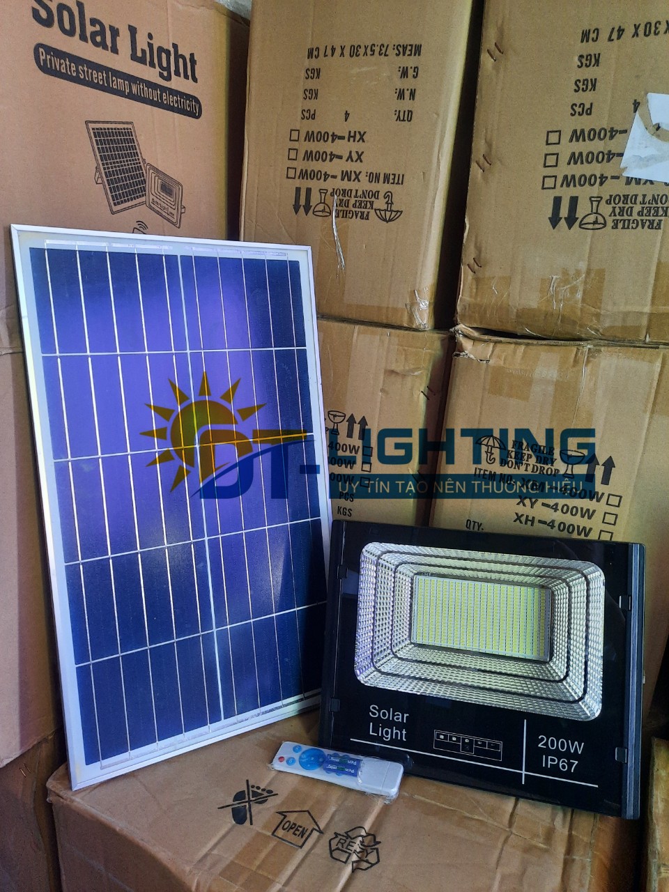 Đèn pha năng lượng mặt trời 200w