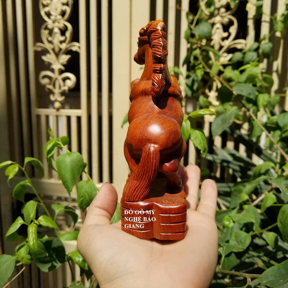 Tượng con ngựa gỗ hương