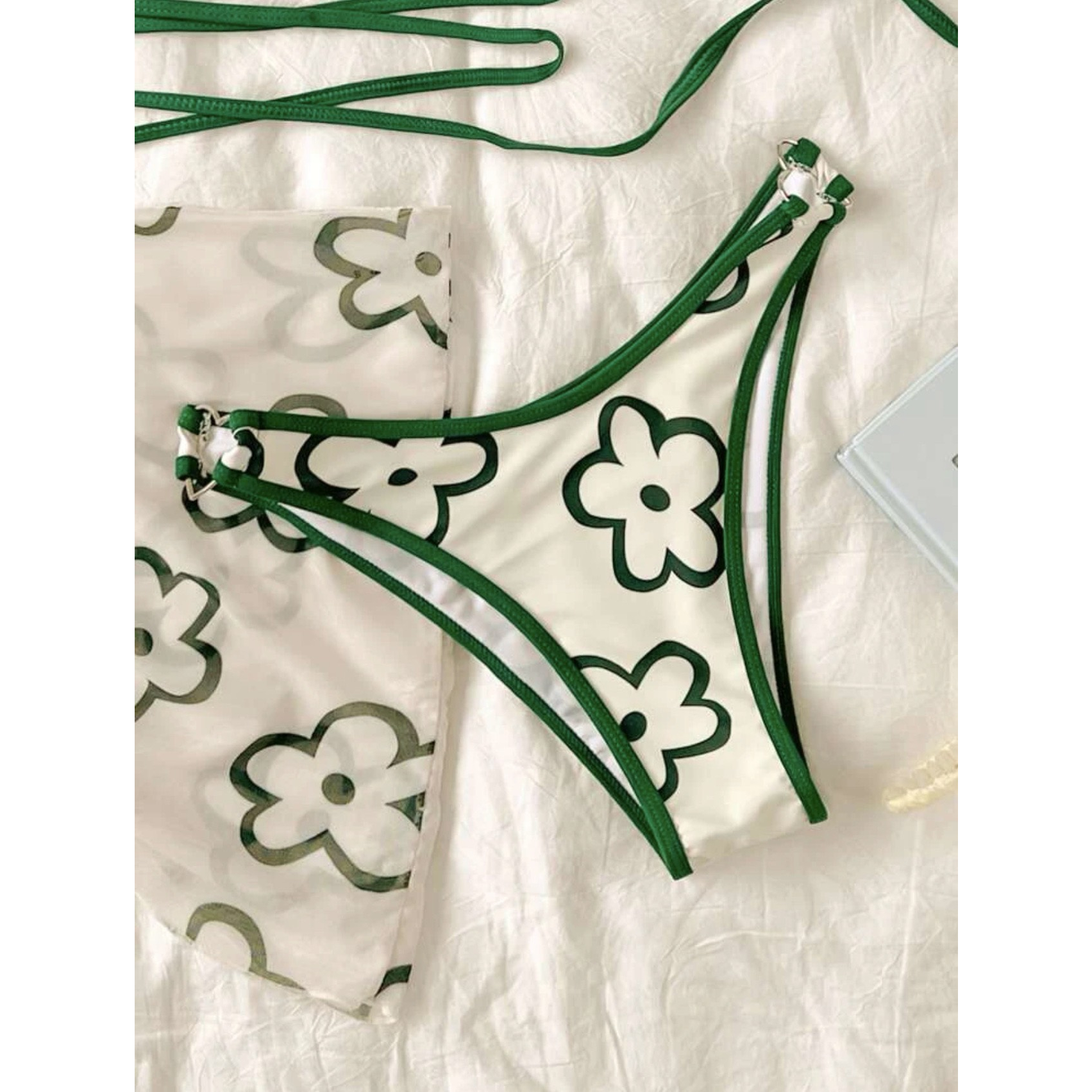 Bikini tam giác 3 mảnh kèm khăn dễ thương