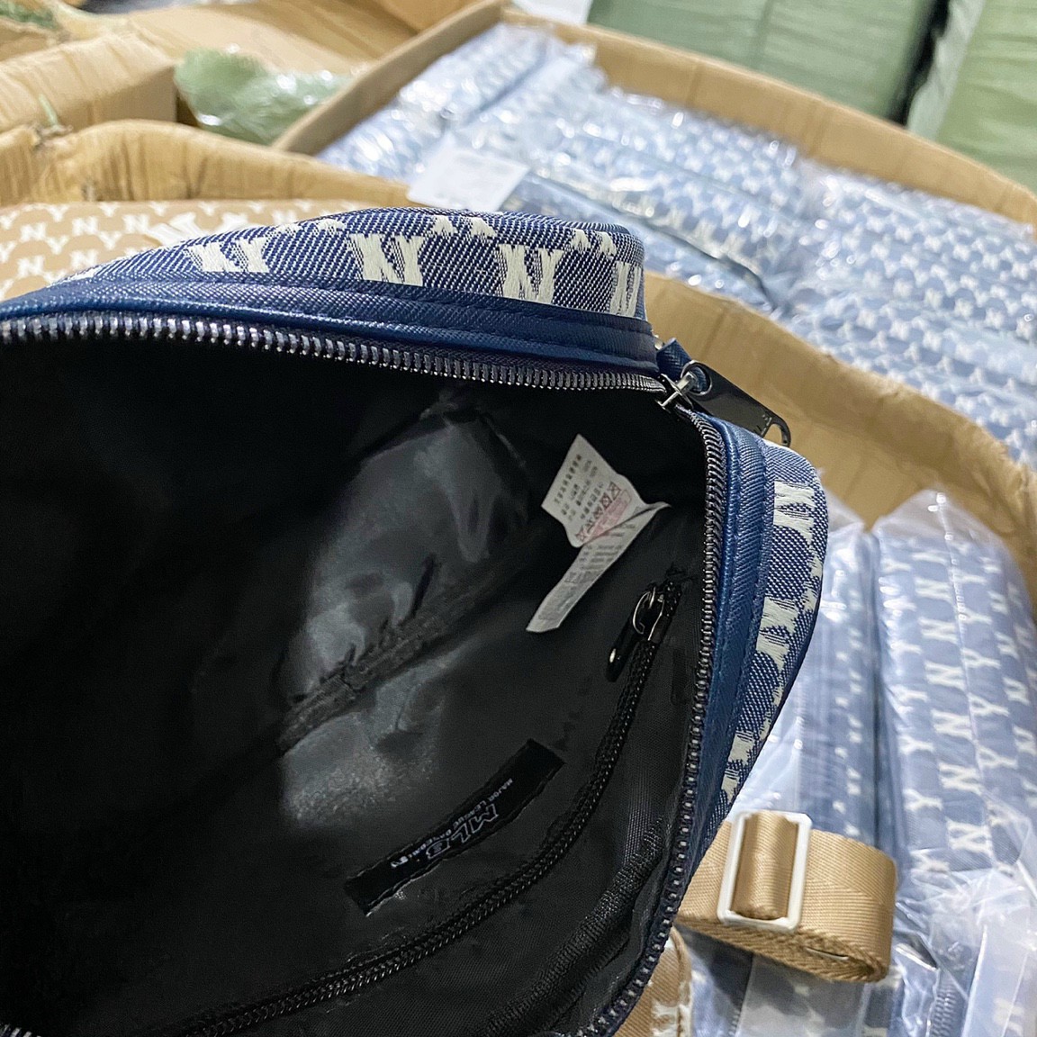 Túi đeo chéo nữ MLB dáng vuông size 23cm HC