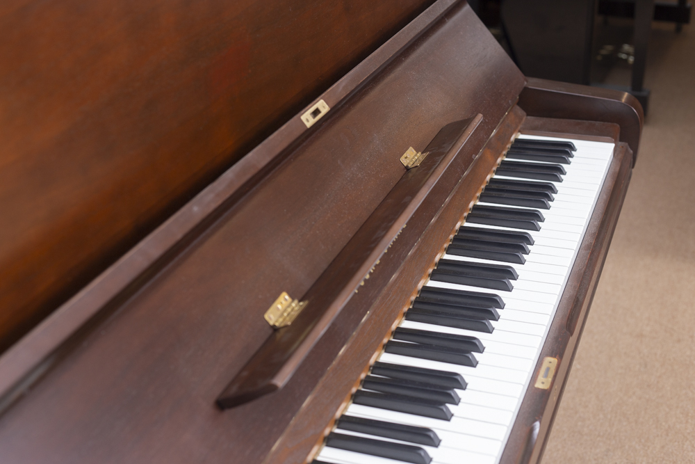ĐÀN PIANO CƠ CŨ YOUNG CHANG U3F
