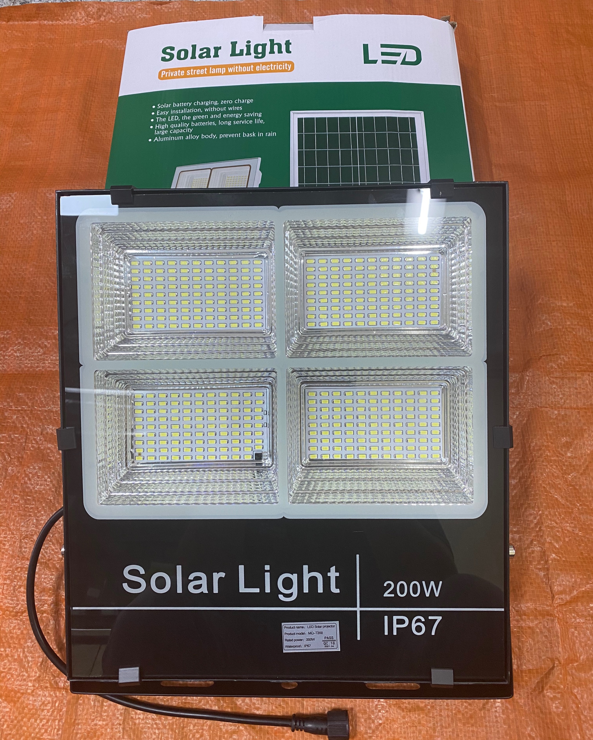 [HCM]ĐÈN PHA NĂNG LƯỢNG MẶT TRỜI 200W