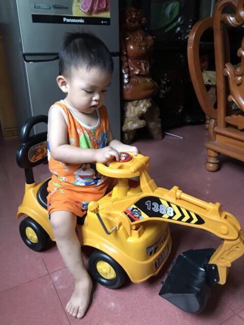 xe cẩu chòi chân cho bé