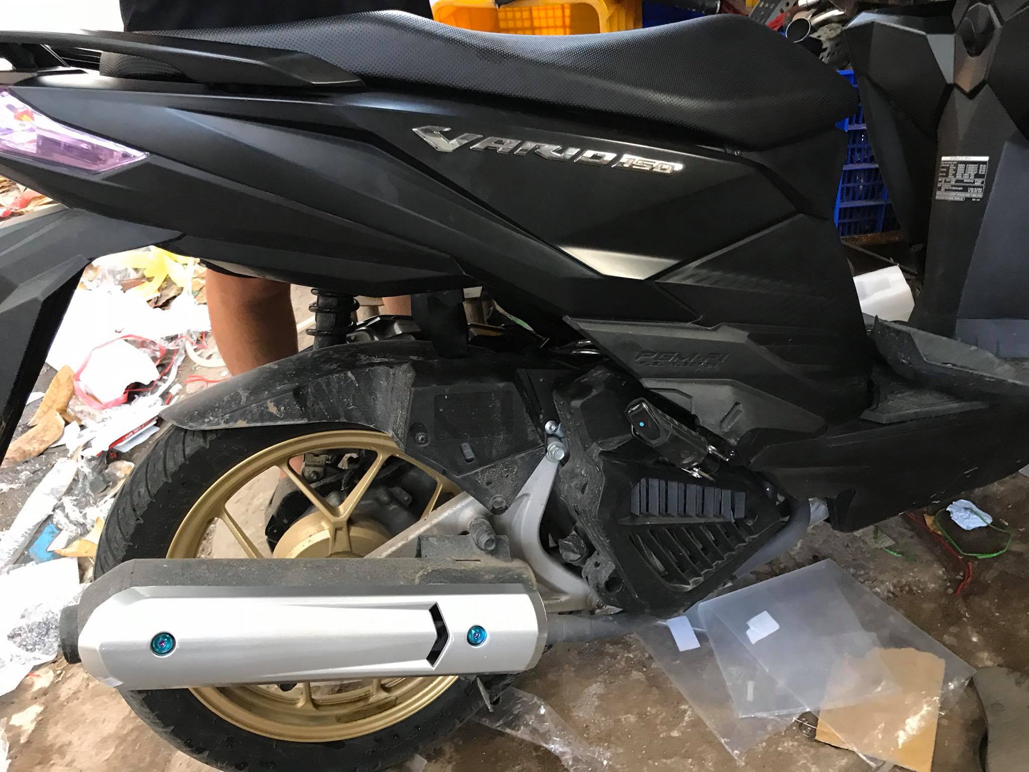 Ốp bô spark carbon và bạc ( mọi xe )