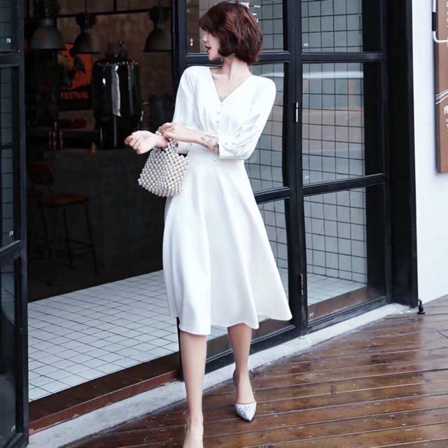 Đầm trắng nút bọc bo eo