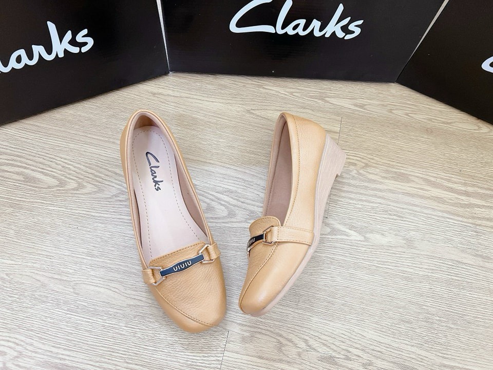 Giày bít xuồng bít 3F khuy CLARKS