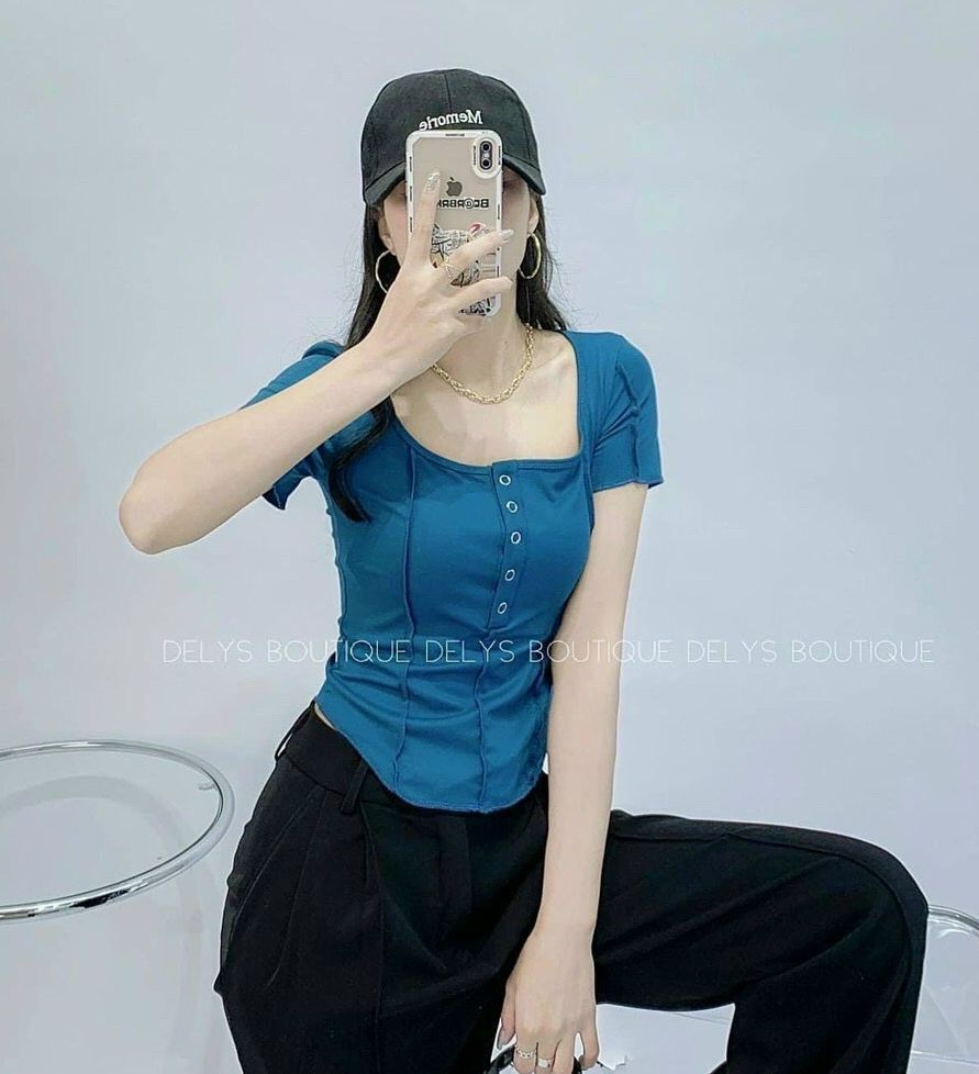 Áo thun cổ vuông đóng nút xinh xắn cực xinh siêu tôn dáng.