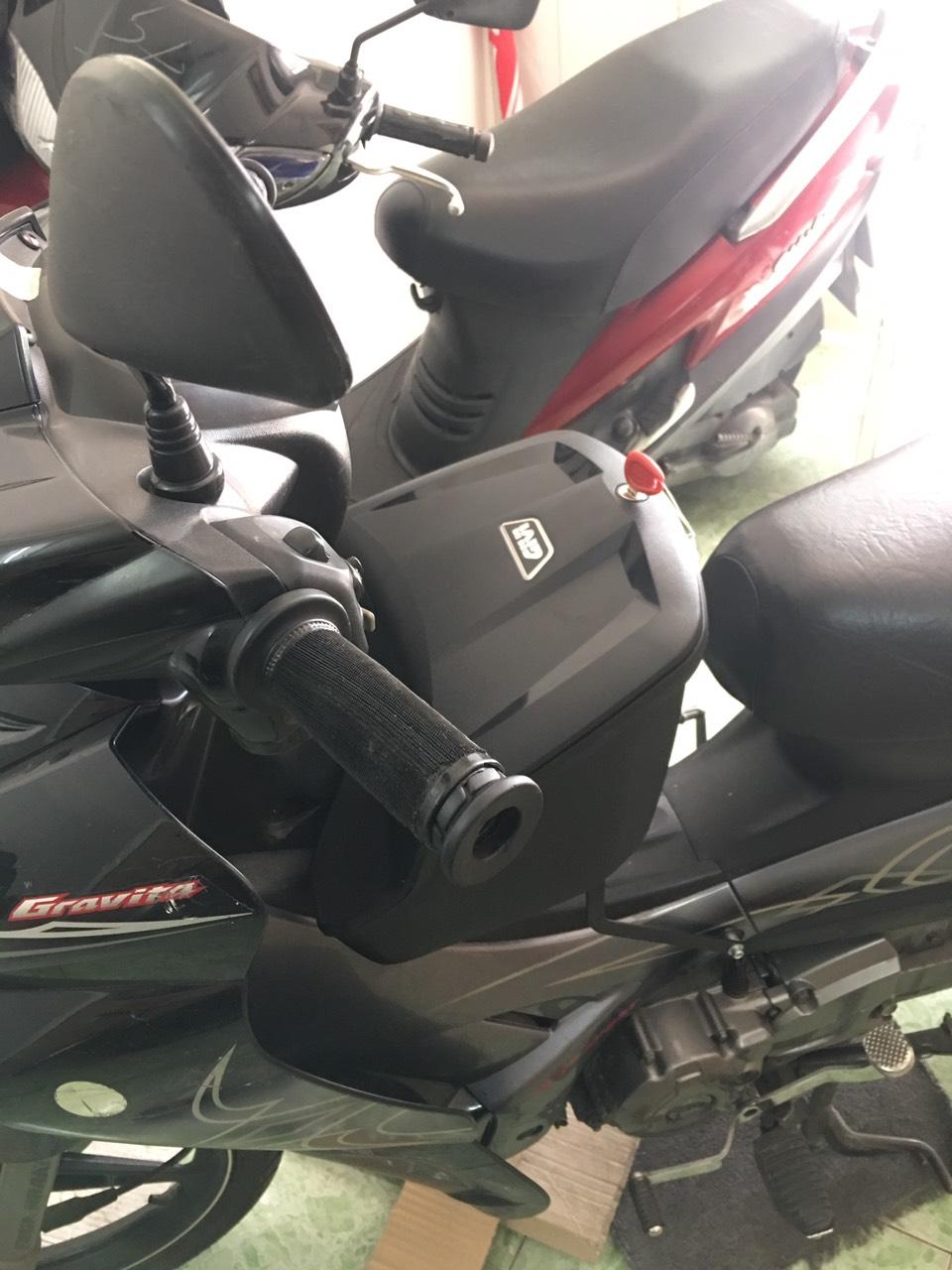 Thùng giữa givi G12N lắp cho xe Jupiter