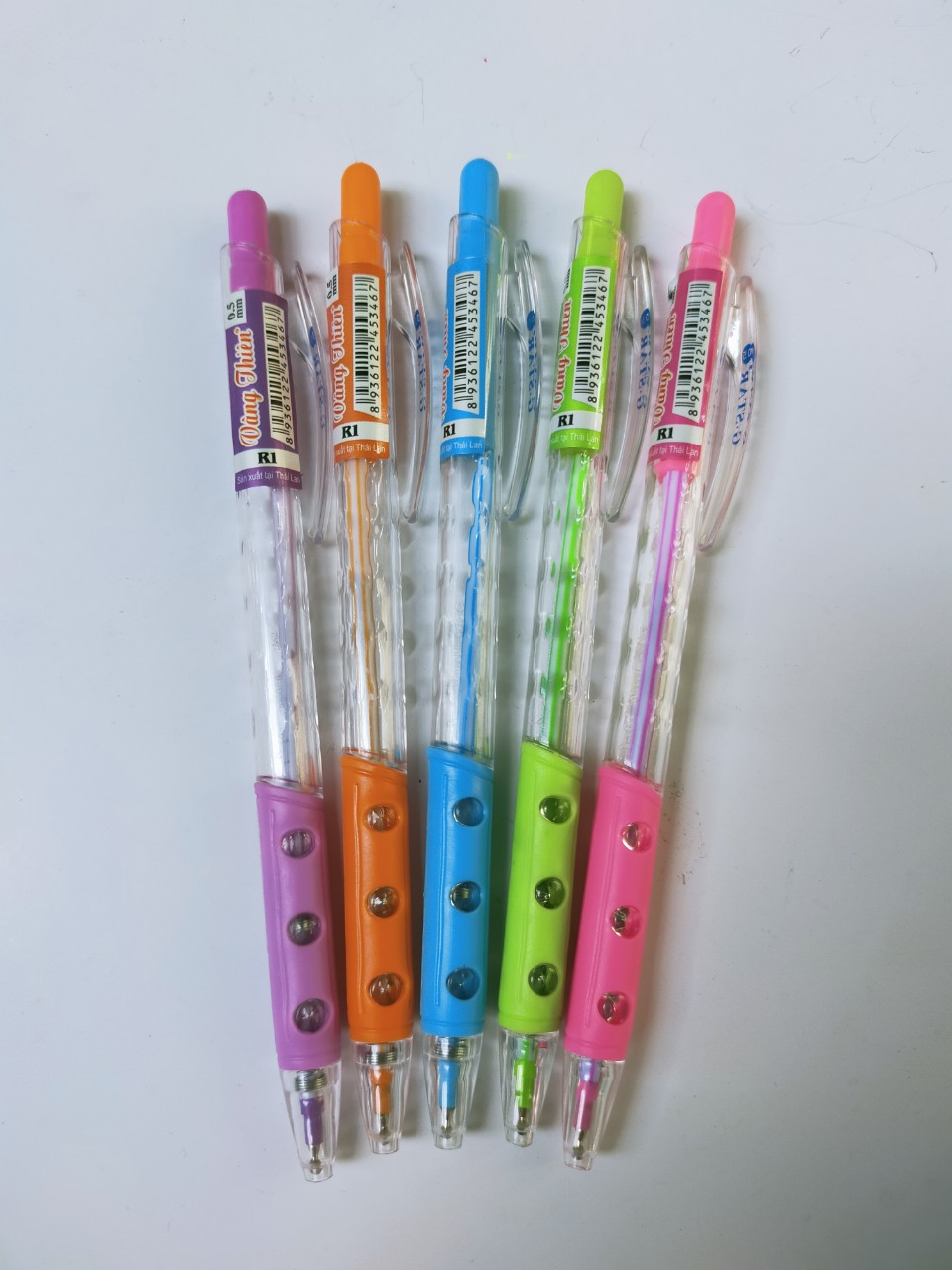 1 cây bút bi Gstar ngẫu nhiên