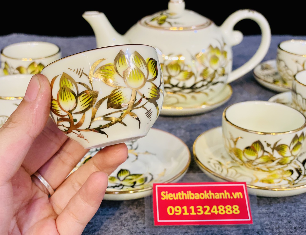 Bộ ấm chén cao cấp họa tiết hoa sen vàng