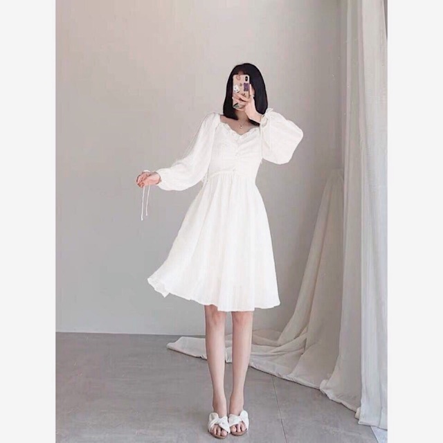 Đầm trắng nút bọc cổ bèo