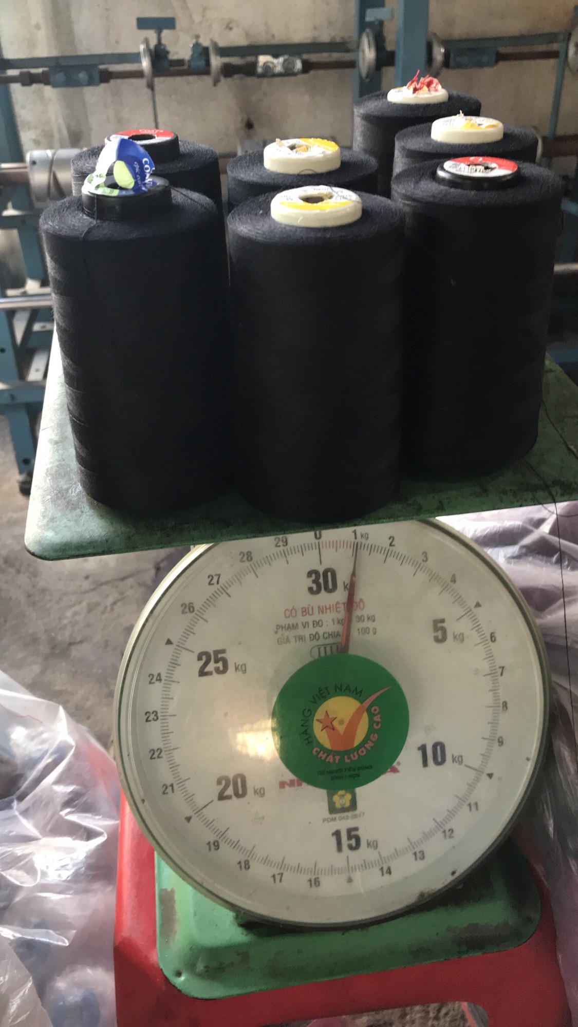 [HCM]Chỉ may đen công nghiệp 40/2 từ 4000m đến 5000m