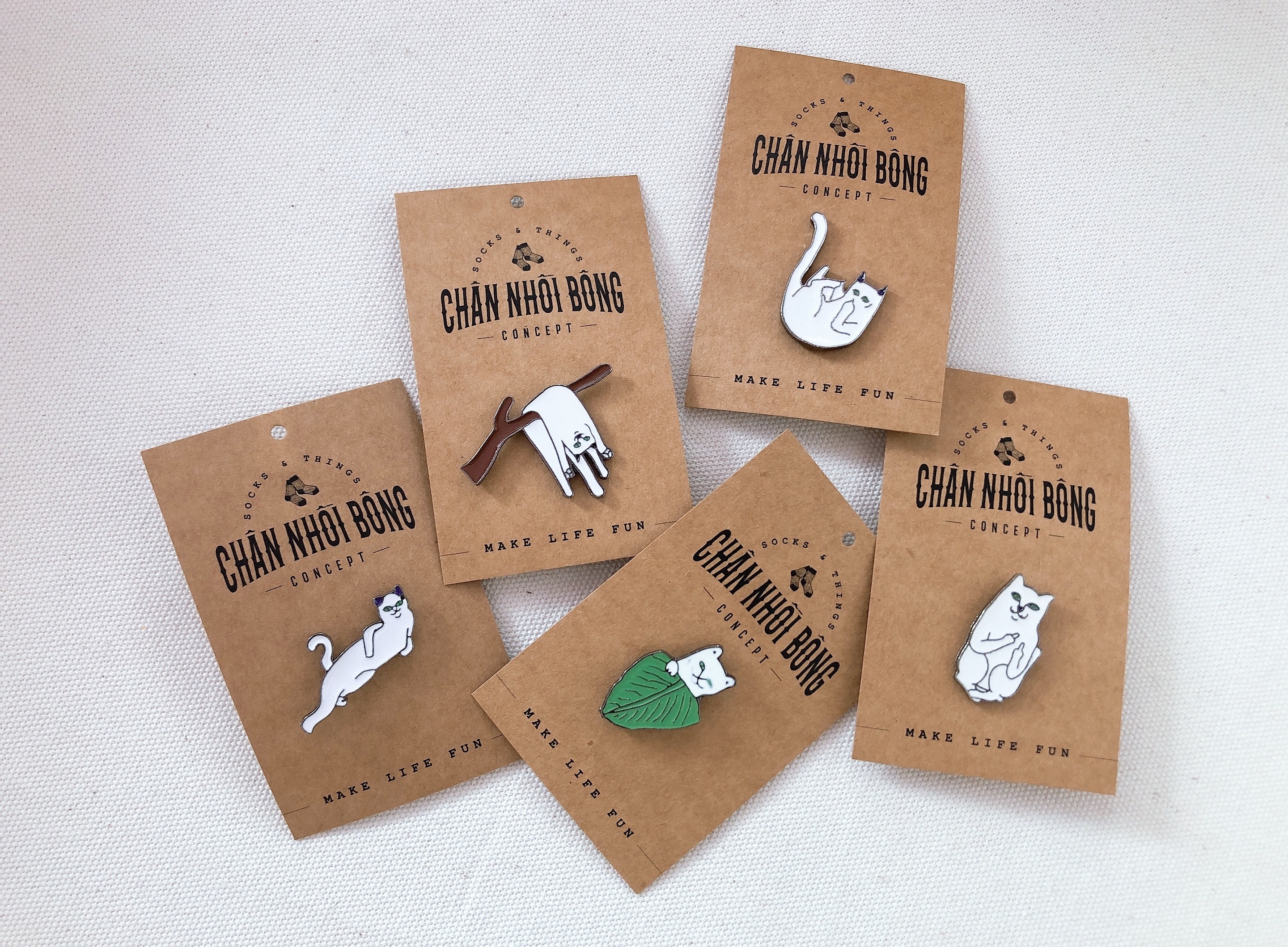 Pin cài áo, balo mèo vui nhộn