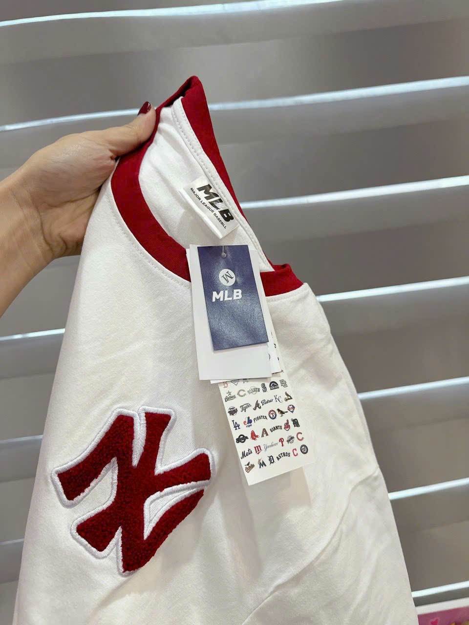 ÁO PULL CỘC TRẮNG NY VIỀN ĐỎ NỮ LS_ATN938