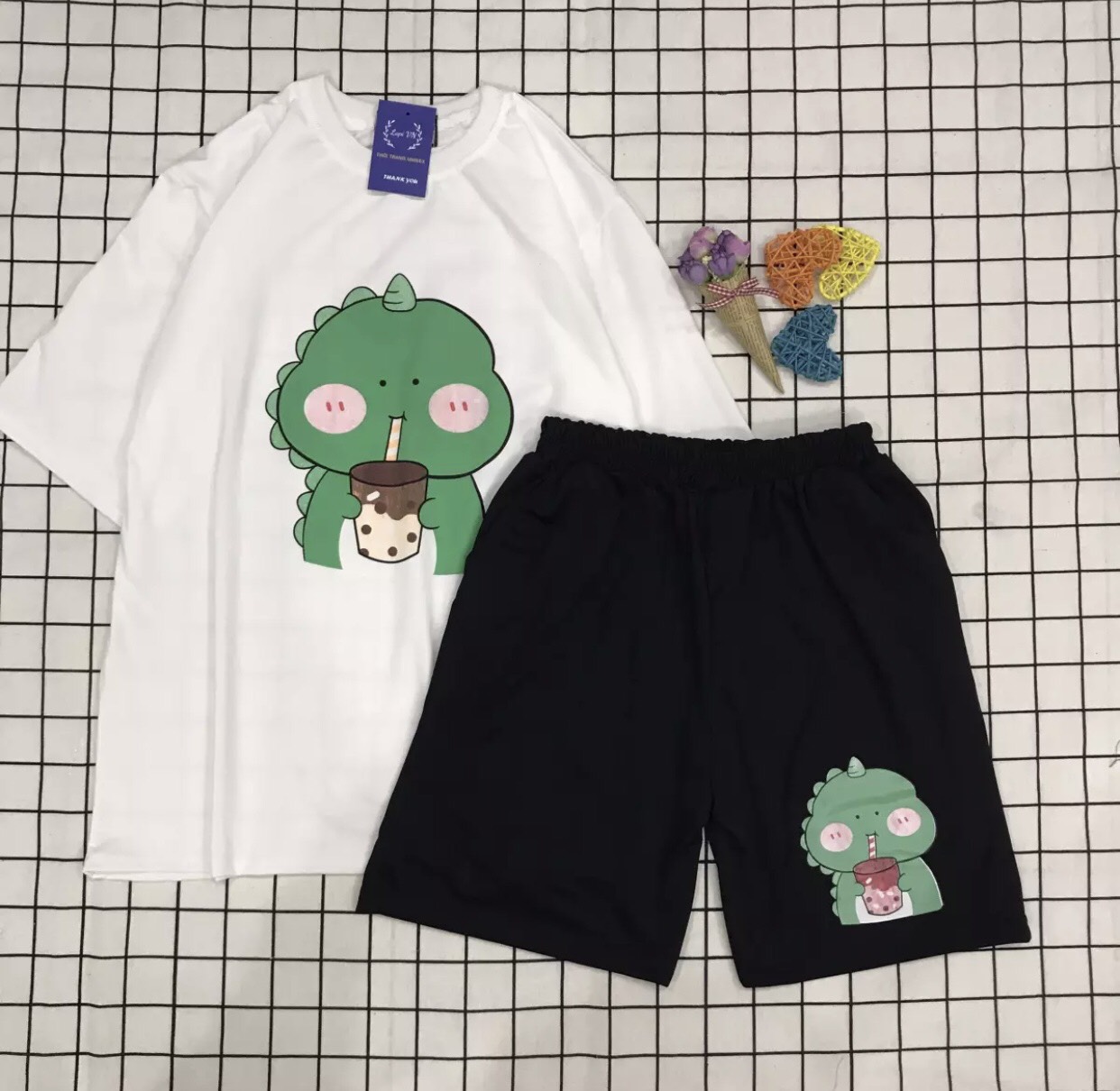 Đồ Bộ Đùi Coton 3D In Hình Khủng Long Má Ửng Hồng Cute - Unisex Nam Nữ Đều Mặc Được , Đồ Bộ Cartoon, Đồ Bộ Đẹp , Đồ Bộ Hoạt Hình Dễ Thương TTSLB0034