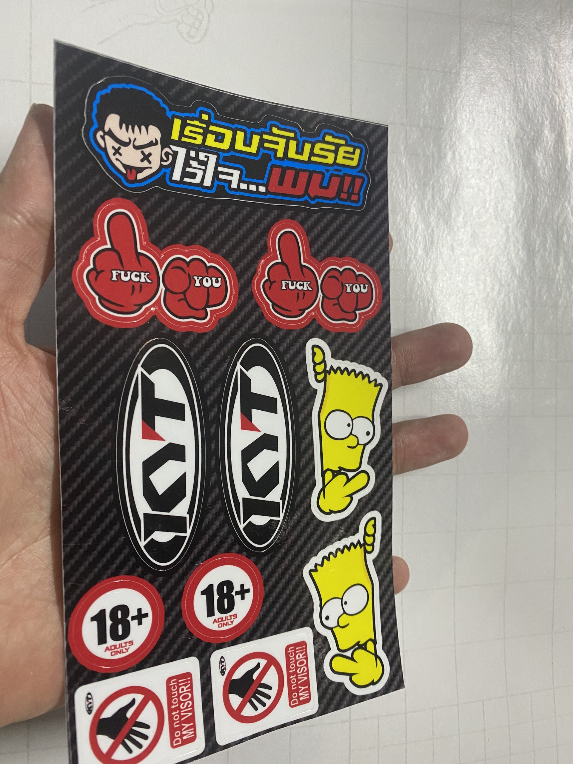 SÉT TEM LOGO BÉ LÈ LƯỠI KYT SIMPSON 10X18CM