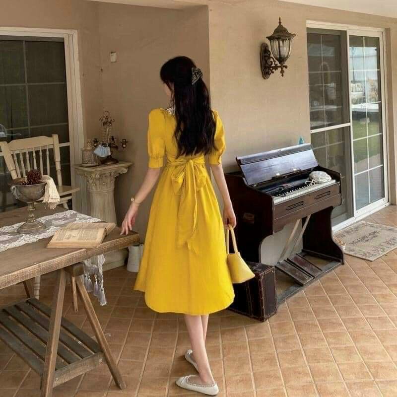 Đầm nút vàng cổ bèo nơ lưng