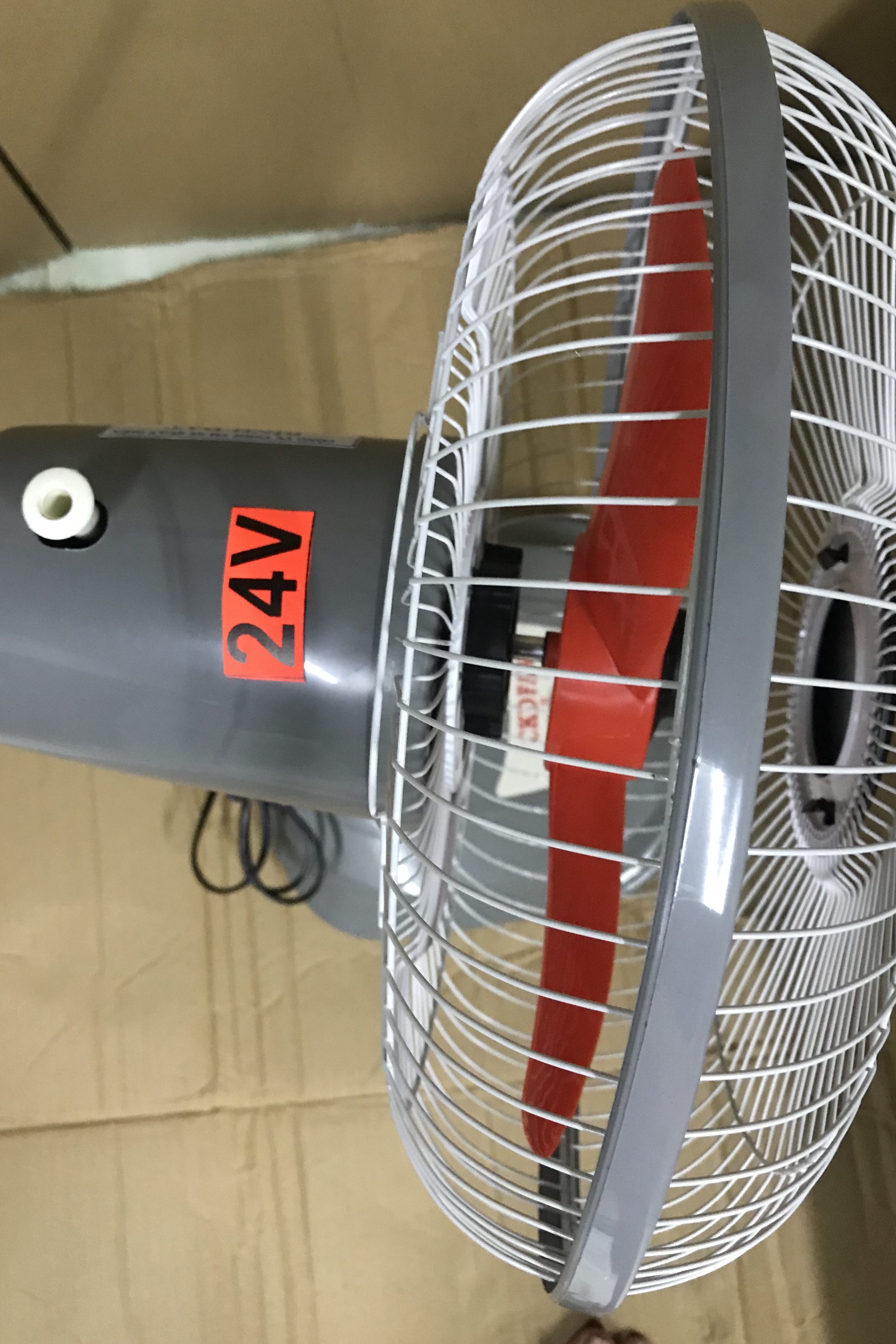 Quạt bàn B3 kẹp bình ắc quy DC 24V