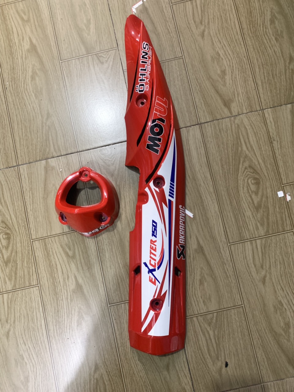 Ốp pô và chụp đích pô xe exciter 150 màu đỏ tươi trắng