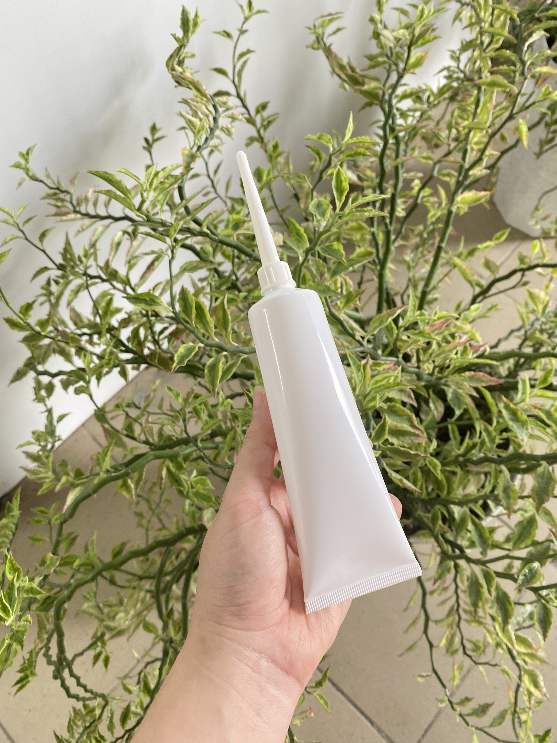 Tuýp nhựa nền trắng 100ml (Fi35) (Bộ nắp vặn và vòi)