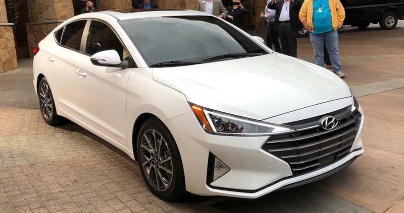 ỐP NẮP XĂNG HYUNDAI ELANTRA 2019