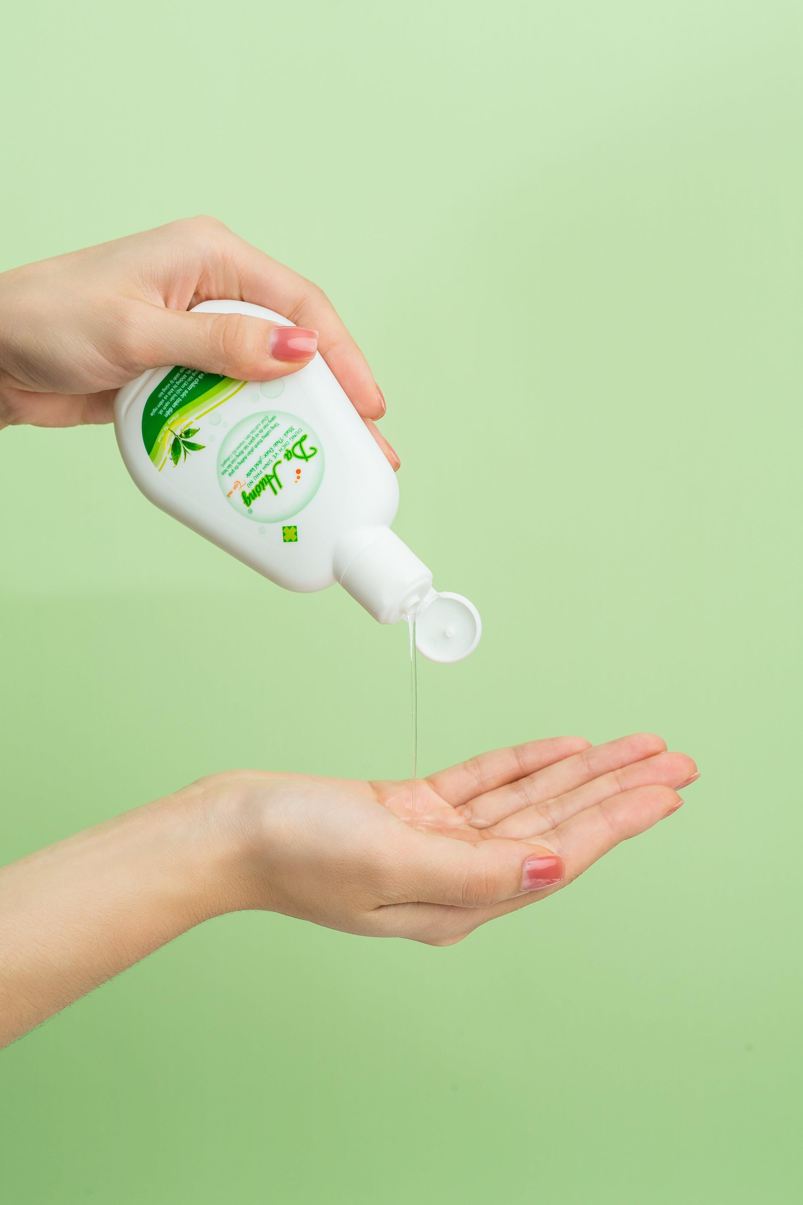 Dung dịch vệ sinh phụ nữ Dạ Hương trà xanh 100ml