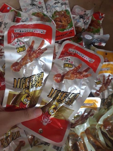1Chiếc chân gà cay tứ xuyên giòn giòn