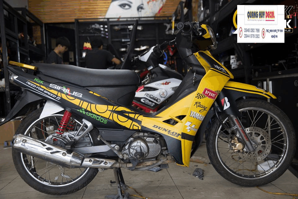 Tem trùm xe sirius vàng đen nhám chế đẹp - Tem xe máy sirius vàng đen nhám thiết kế theo yêu cầu - tem trùm xe sirius chế đẹp và rẻ chất