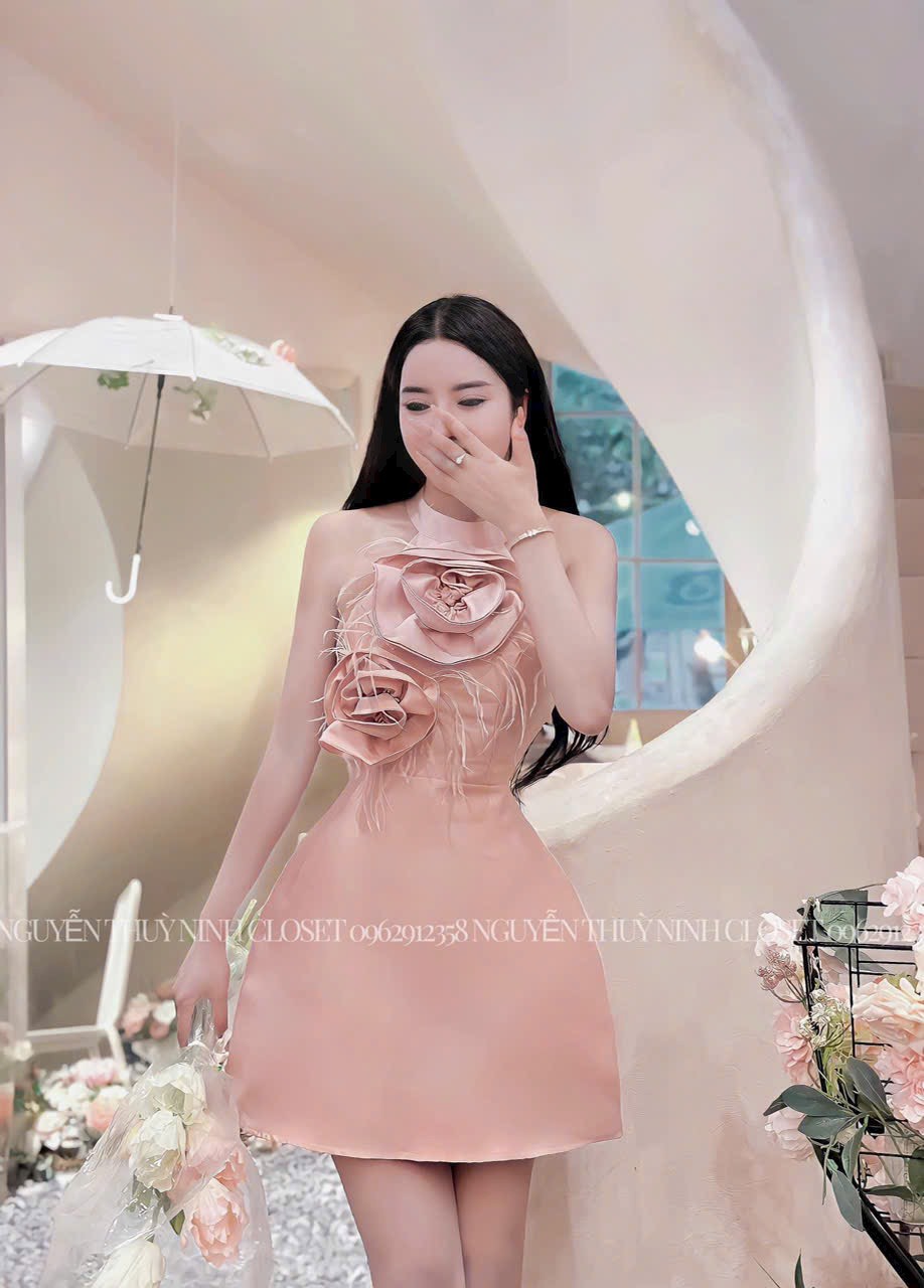 Đầm váy nữ tafta cổ yếm cuộn hoa đính lông, Đầm xòe cổ yếm ngắn hở lưng chất tafta đính hoa