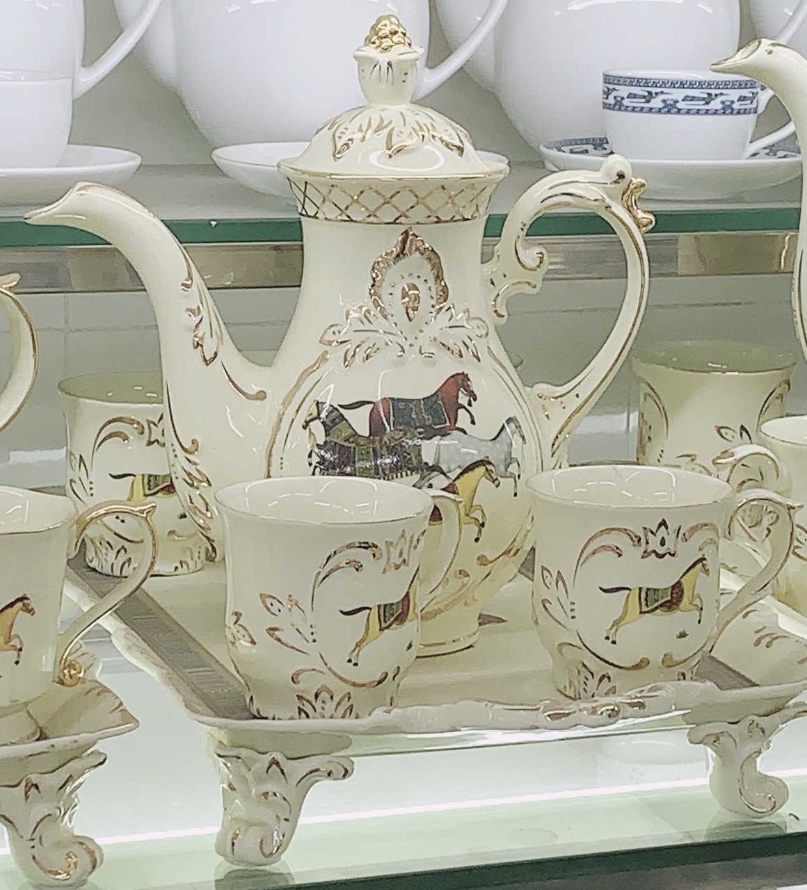 Bộ bình trà sứ phong cách hoàng gia cổ điển màu trắng ngà họa tiết hoa hồng