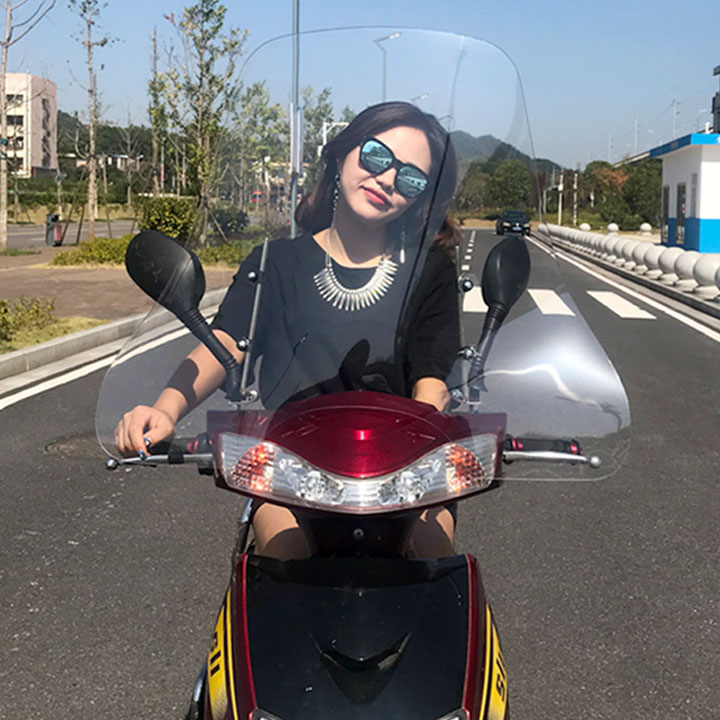 Kính chắn gió xe máy