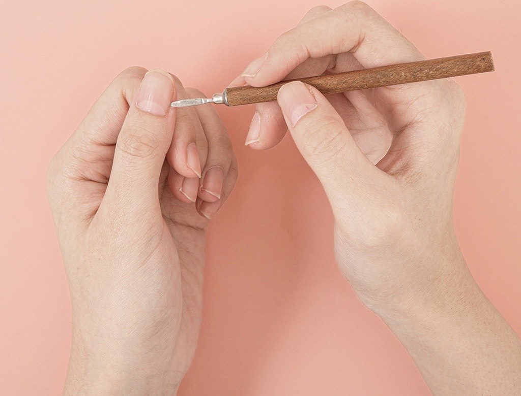 cây lấy khóe móng cán gỗ chuyên dùng nail