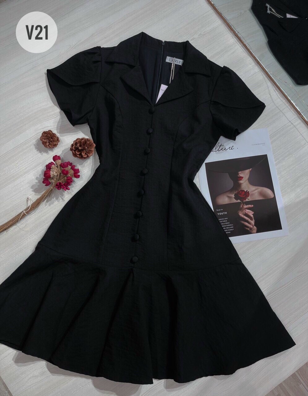 LIKEHER - Đầm trắng V21 cổ vest nút bọc