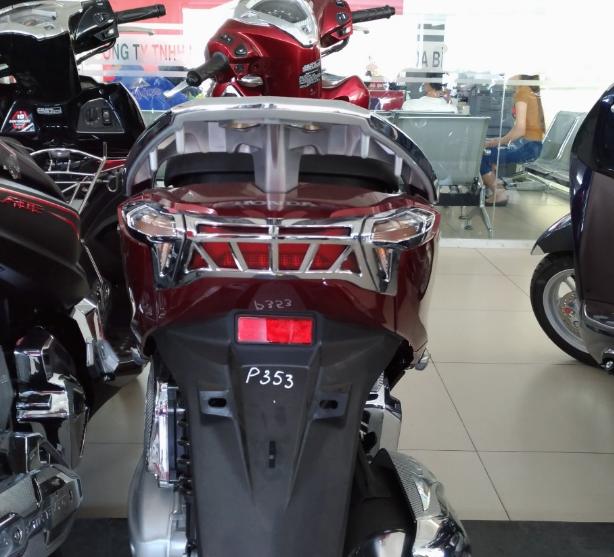 Ốp chụp đèn sau xe Lead 2016-2018 (ốp đèn sau) chọn crom trắng hay den cacbon