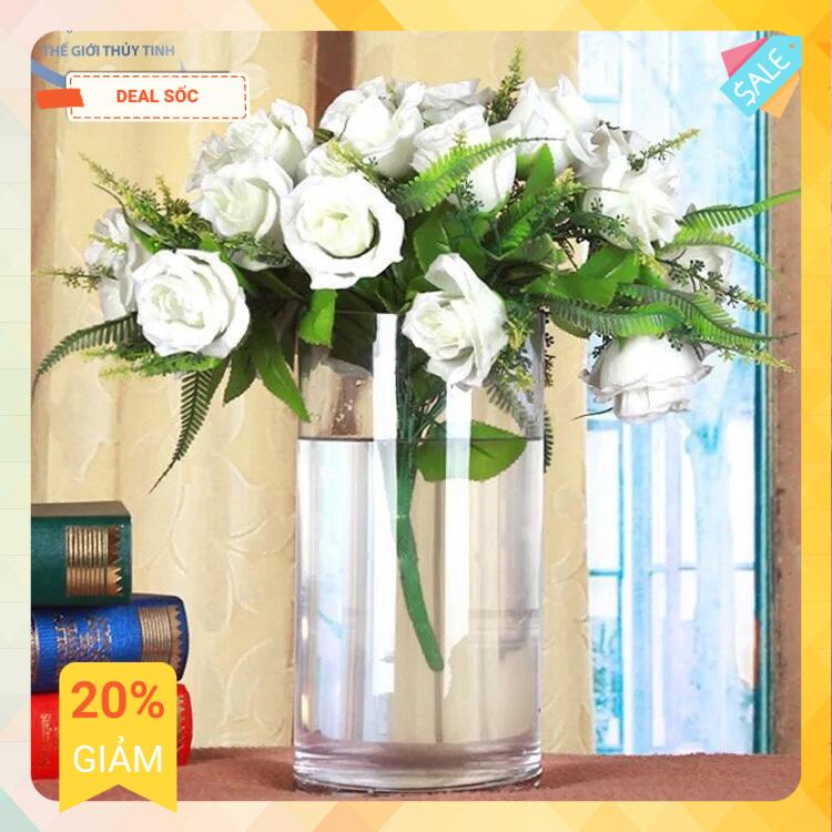 Bình Bông Lọ HoaThủy Tinh Trang Trí Cẩm Đạt D12CM * H20CM. Thích hợp cắm những bông hoa trang trí nhà bếp phòng ăn, phòng khách hay văn phòng làm việc của bạn