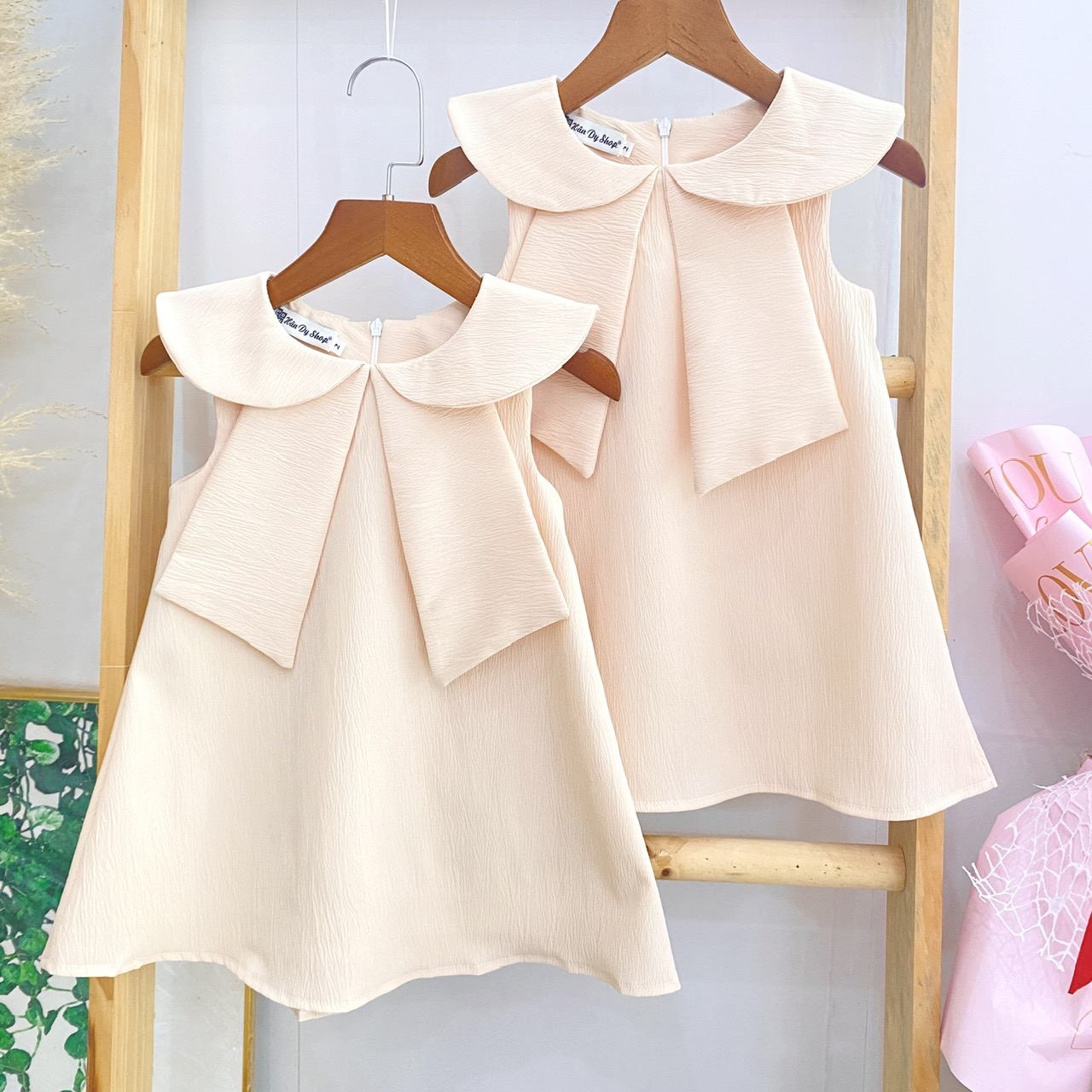 Váy A chất Vân Sóng Ý cổ tròn sát nách mặc sang