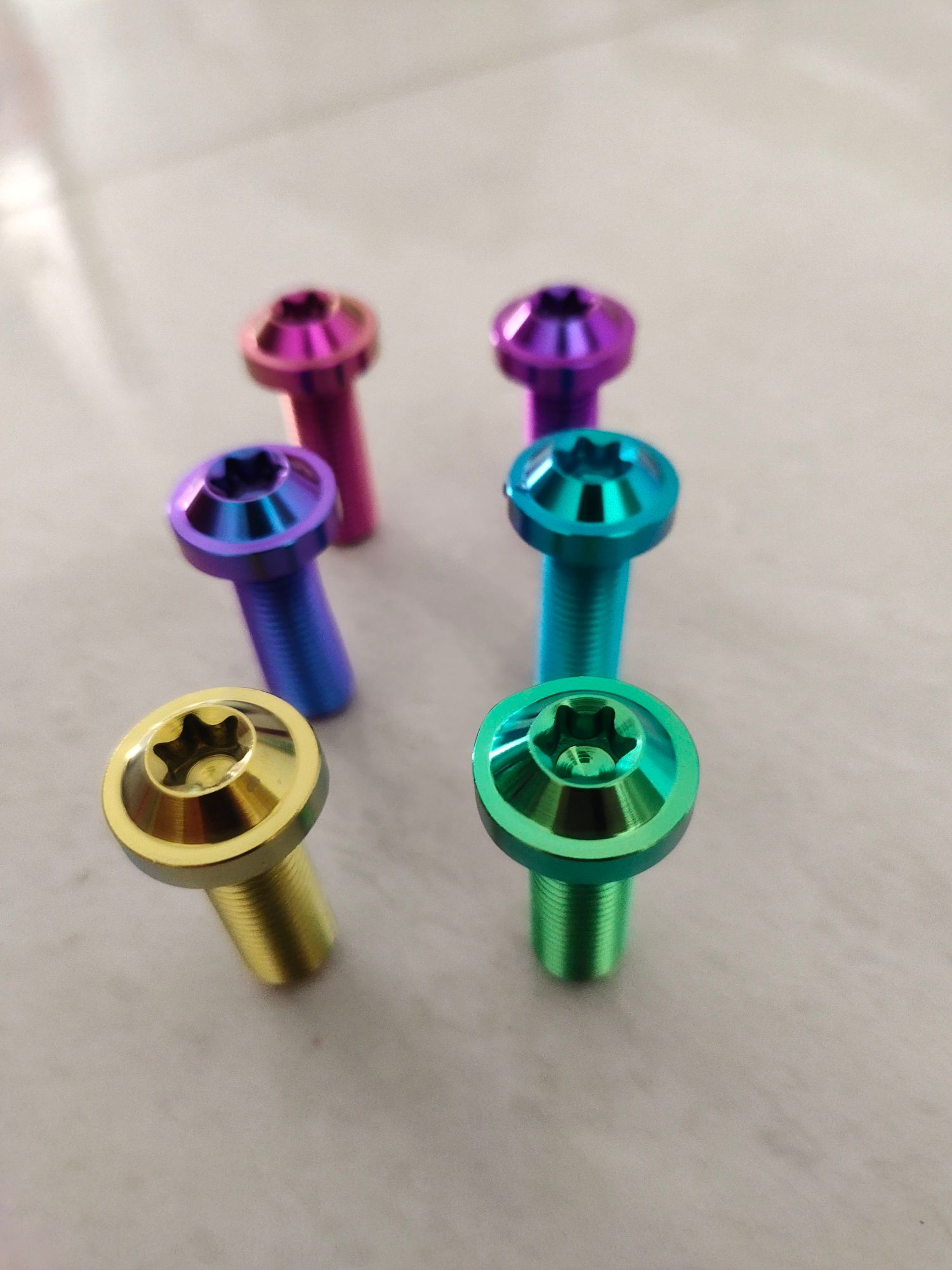 ốc titan gr5 10li30 dù dày xanh tím