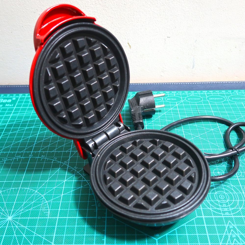 Máy nướng bánh DASH màu đỏ
