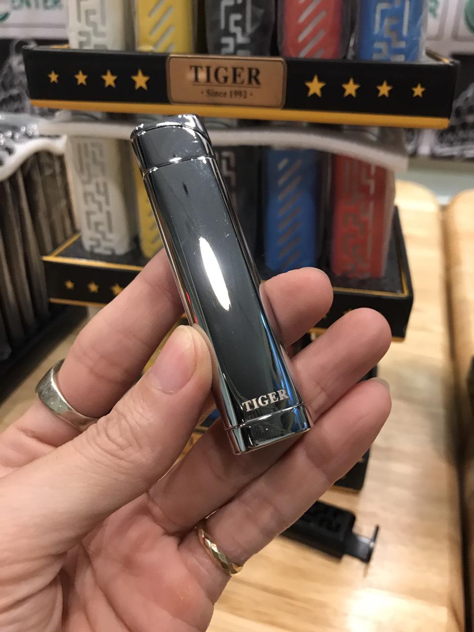 Bật Lửa Tiger Lửa Khò Đỏ -Kiêm Giá Đỡ Điện Thoại [Authentic]