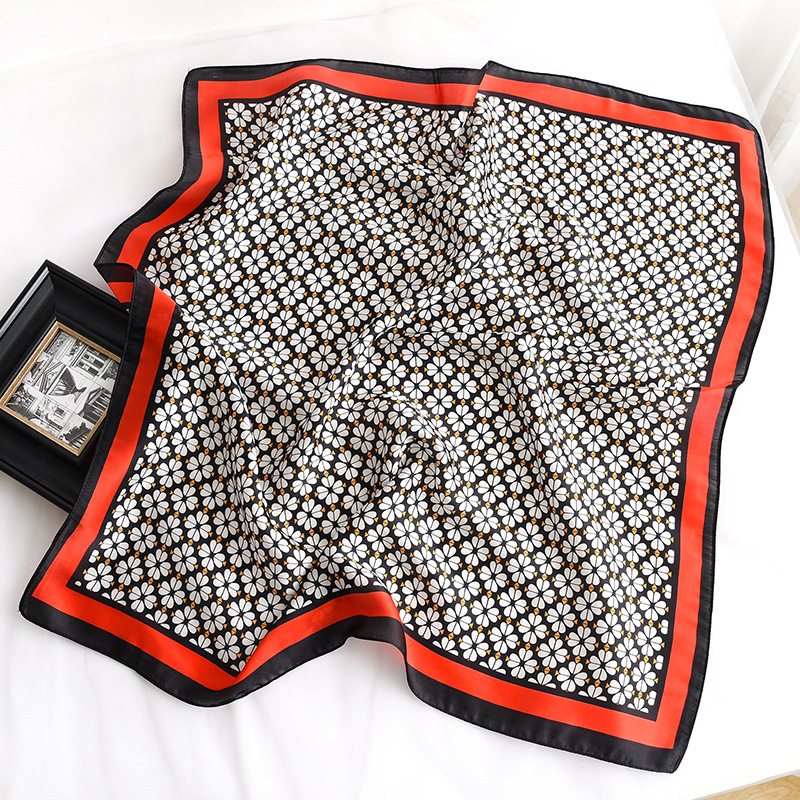 Khăn Lụa Vuông 70x70 Quàng Cổ Quấn Tóc Làm Áo Yếm Lụa- Hoa 4 cánh