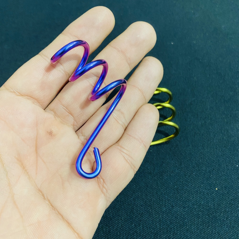 [HCM][NEW] BÁT GIỮ DÂY DẦU LÒ XO XOẮN TRANG TRÍ CHO NHIỀU DÒNG XE CAO CẤP (MÀU XANH TÍM)