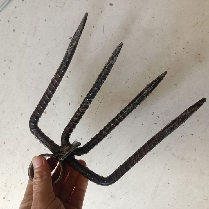 Bồ cào sắt 4 răng dài 20 cm không cán, phù hợp làm đất, cào lúa, cỏ, rơm