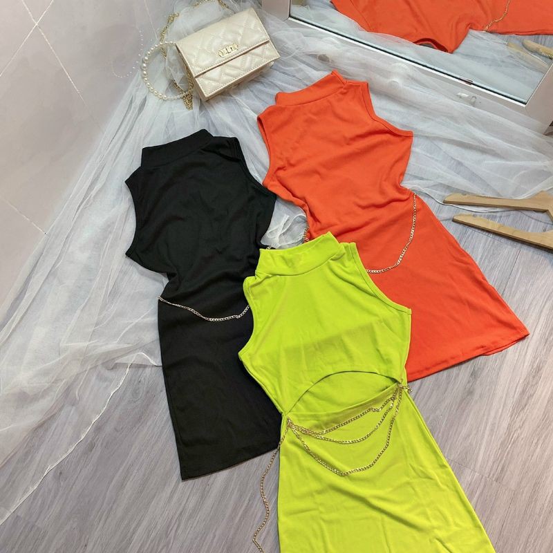 Đầm phối sợi xích ngay eo